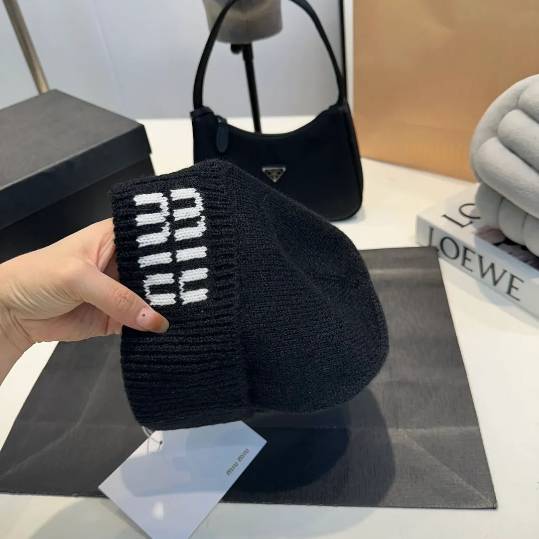 P60 MiuMiu～The new autumn and winter cold hat knitted hat is super soft and elastic, very warm, and has an amazing concave shape