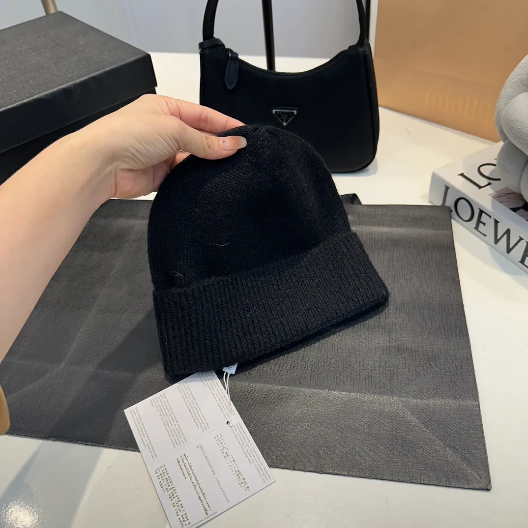 P60 MiuMiu～The new autumn and winter cold hat knitted hat is super soft and elastic, very warm, and has an amazing concave shape