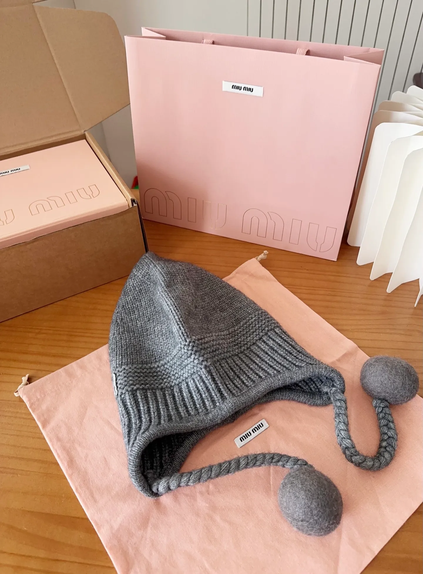 💰70 miumiu autumn and winter woolen hat This high-grade gray dyeing is very difficult to dye! What's more, the material of rabbit fur is like starting from scratch! Highly recommend to everyone. This hat goes well with any type of clothing. It can be both casual and sweet!