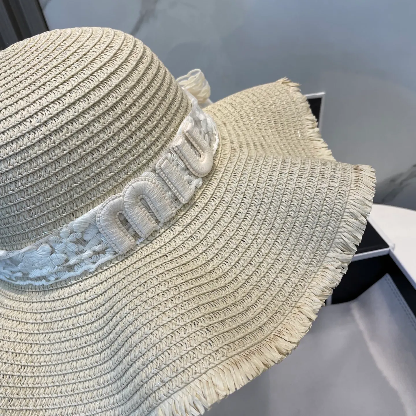 P70 Miumiu 2025 new straw hat, advanced customization, lady style, attention to detail, sun protection and UV protection in summer, a must-have for travel, versatile and good-looking