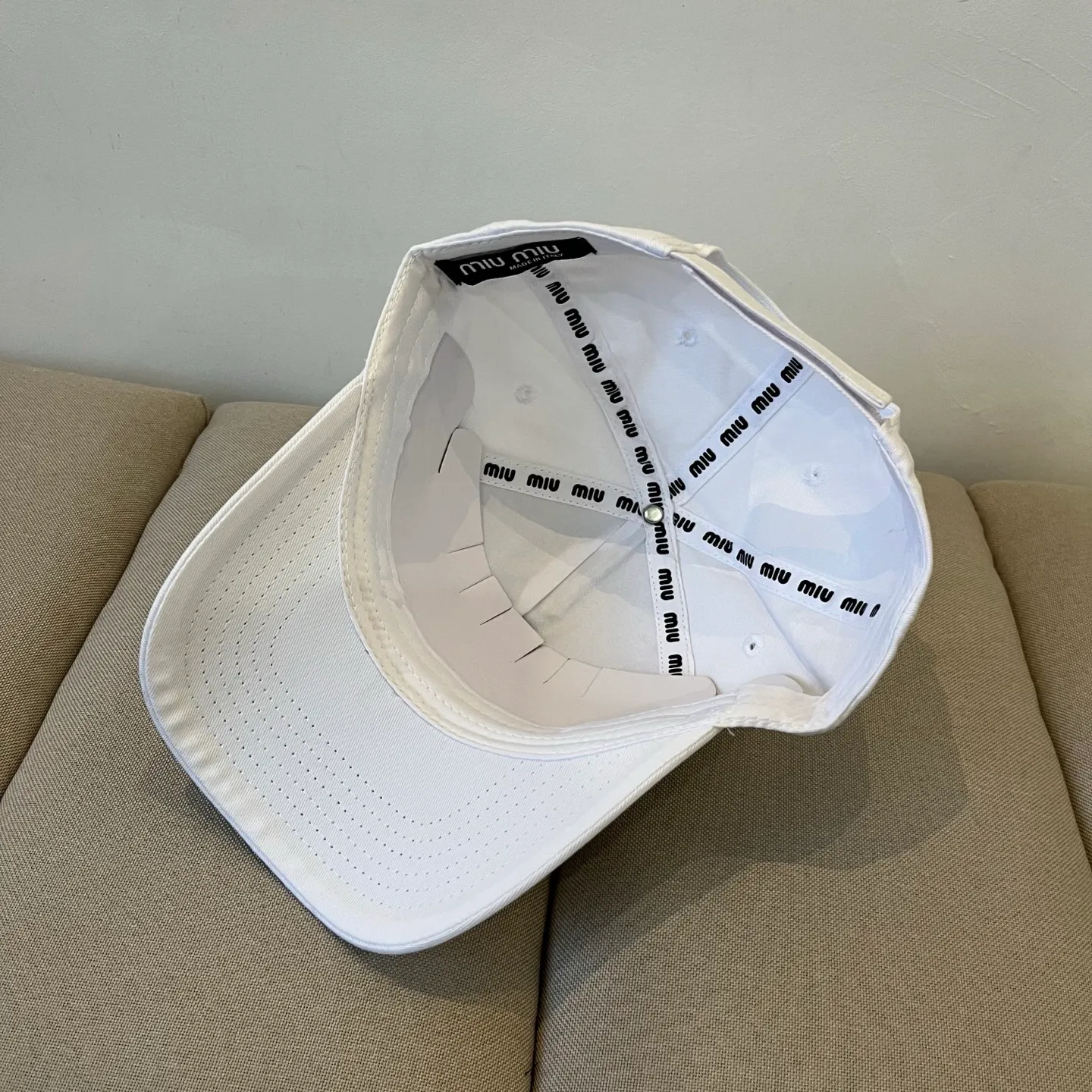 P60 miumiu original spring and summer new baseball cap, authentic mold-making and custom-made, the original workmanship is meticulous and the quality is superb!