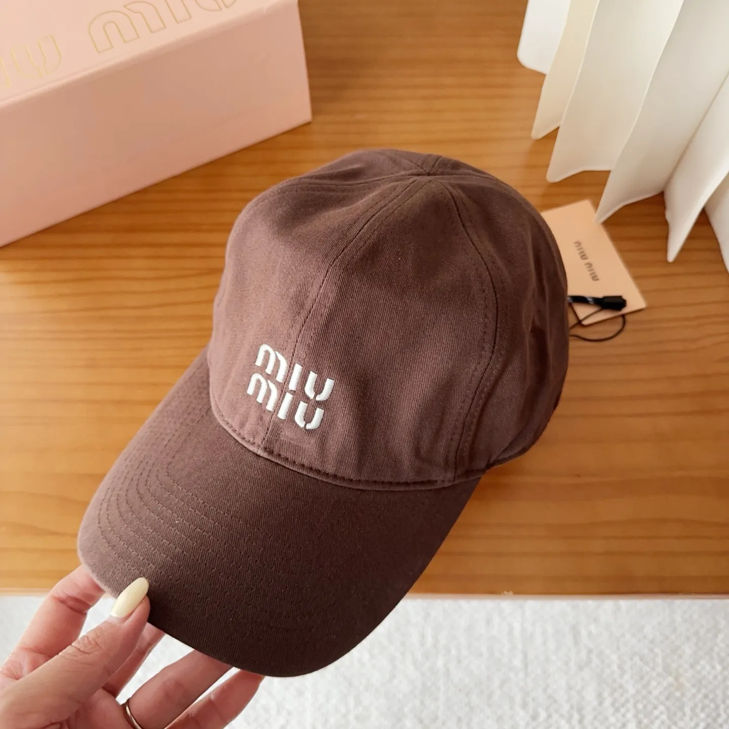 💰60 miumiu new autumn and winter baseball cap from miumiu. The original order is genuine and made to order. The original workmanship is meticulous and the quality is superb!