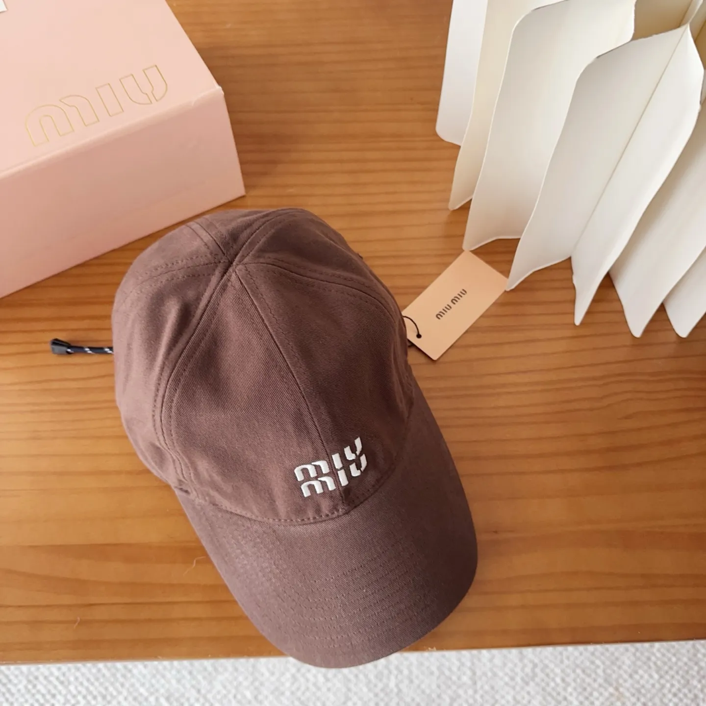 💰60 miumiu new autumn and winter baseball cap from miumiu. The original order is genuine and made to order. The original workmanship is meticulous and the quality is superb!