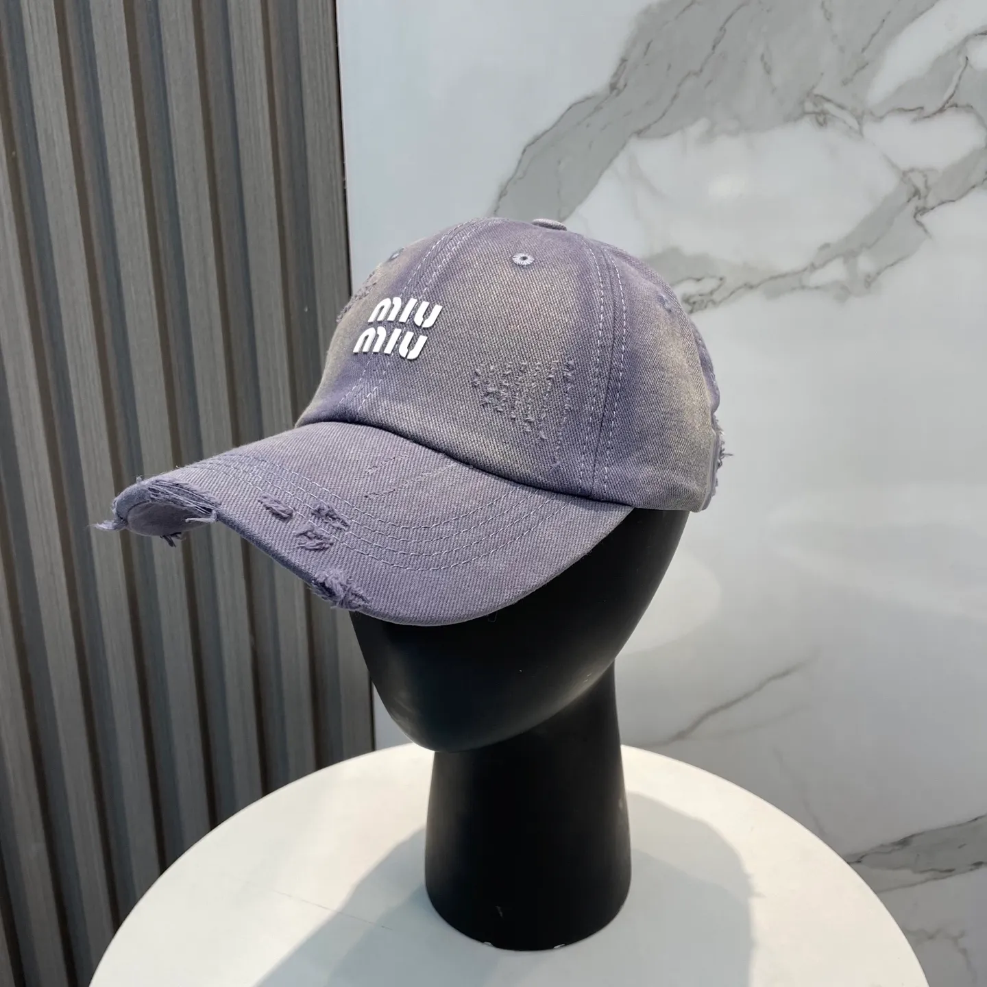 P60 miumiu new solid color baseball cap, the hottest color at the moment - full of street style! Trendy and versatile, Xiaohongshu grows grass, poison, get your boyfriend, and cool together