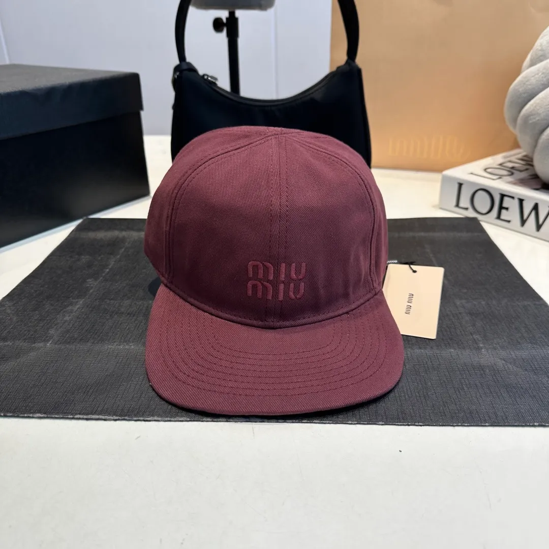 P80 synchronized with Miumiu counters. Colorful drawstring baseball cap. Miumiu new baseball cap. Popular style at the moment. Full of street style. Trendy and versatile. Xiaohongshuzhongcao. Get your boyfriend and be cool together. Highly recommended to everyone. Head circumference 55-58cm. Size can be adjusted.