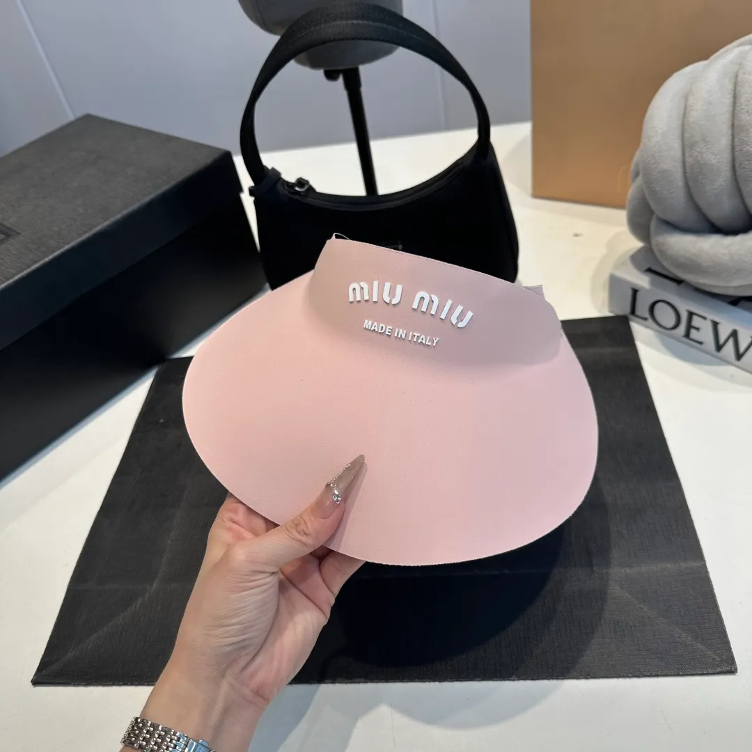 P60 miumiu💞 Summer Ice Silk Empty Hat. The Empty Sun Protection Hat does not delay the ponytail~ The ice silk fabric is practical and beautiful! The design of the large brim can effectively block ultraviolet rays. Multiple colors available.