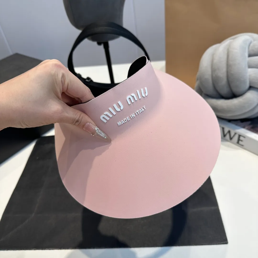 P60 miumiu💞 Summer Ice Silk Empty Hat. The Empty Sun Protection Hat does not delay the ponytail~ The ice silk fabric is practical and beautiful! The design of the large brim can effectively block ultraviolet rays. Multiple colors available.