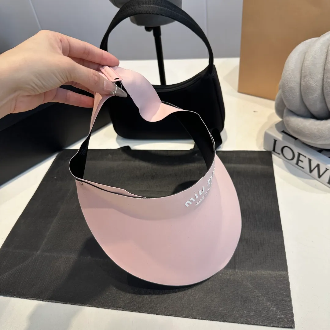 P60 miumiu💞 Summer Ice Silk Empty Hat. The Empty Sun Protection Hat does not delay the ponytail~ The ice silk fabric is practical and beautiful! The design of the large brim can effectively block ultraviolet rays. Multiple colors available.
