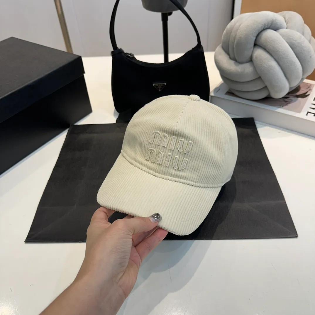 P54 Miumiu imported retro trendy corduroy baseball cap! Sisters who don’t like to wash their hair, hurry up. Miu is so popular right now. Whoever wears it looks good. It looks like a star when you wear it. It is versatile for daily shopping, commuting, and going to school. You all need such a baseball cap~ The retro corduroy material is perfect for autumn and winter. It is full of texture. The corduroy material is actually very gentle, and people can’t help but touch it. This time, the imported corduroy fabric is used. It feels very good and has a three-dimensional effect that is visible to the naked eye. It is full of high-end. There are so many functions of wearing a baseball cap in autumn and winter. You no longer have to worry about plain makeup and oily hair. The concave shape is also familiar. For orders from trading companies, there is always one suitable for you in this batch... Color: navy blue white khaki