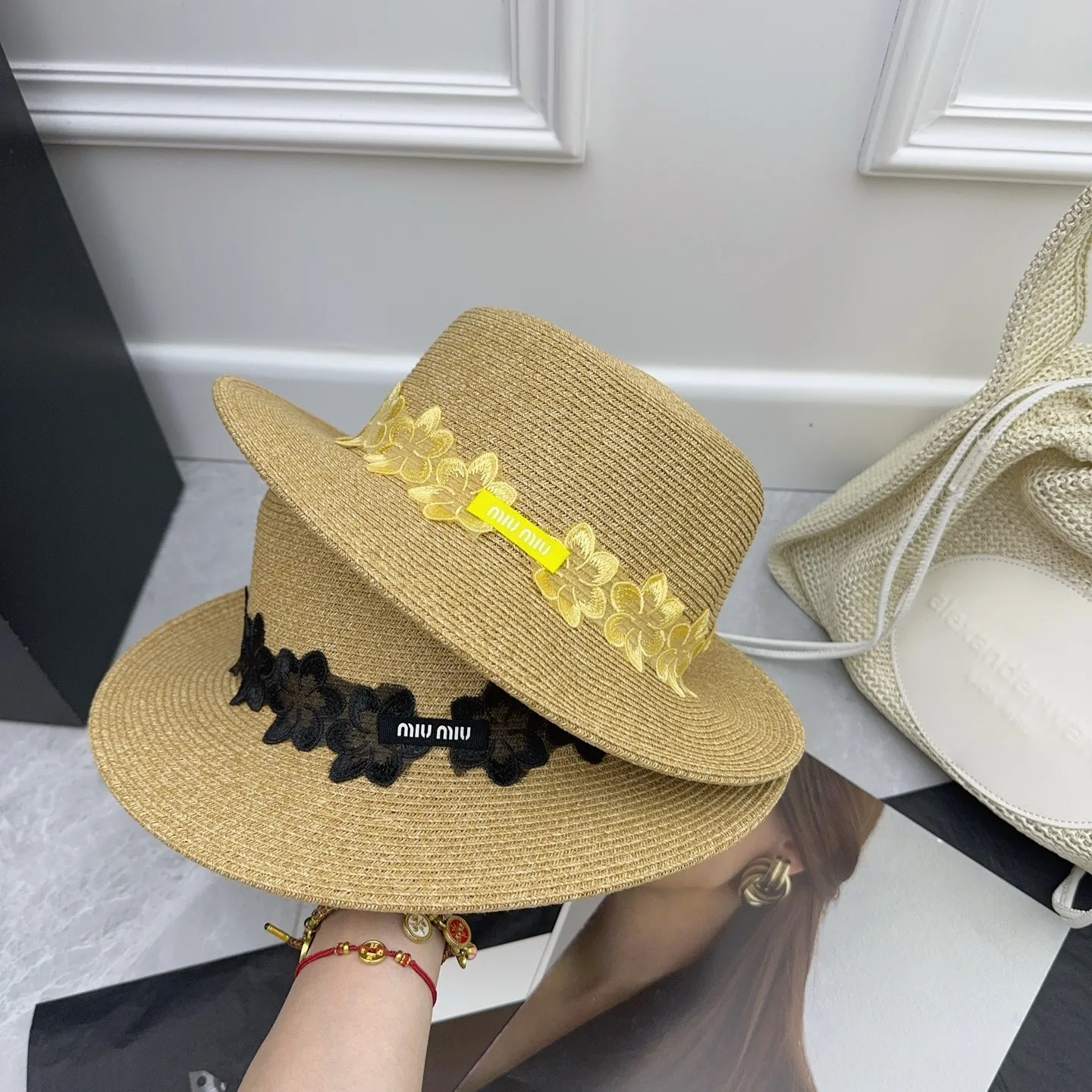 miumiu has a new arrival 🌸 Spring and summer popular flat hats, full of elegance and elegance‼ ️