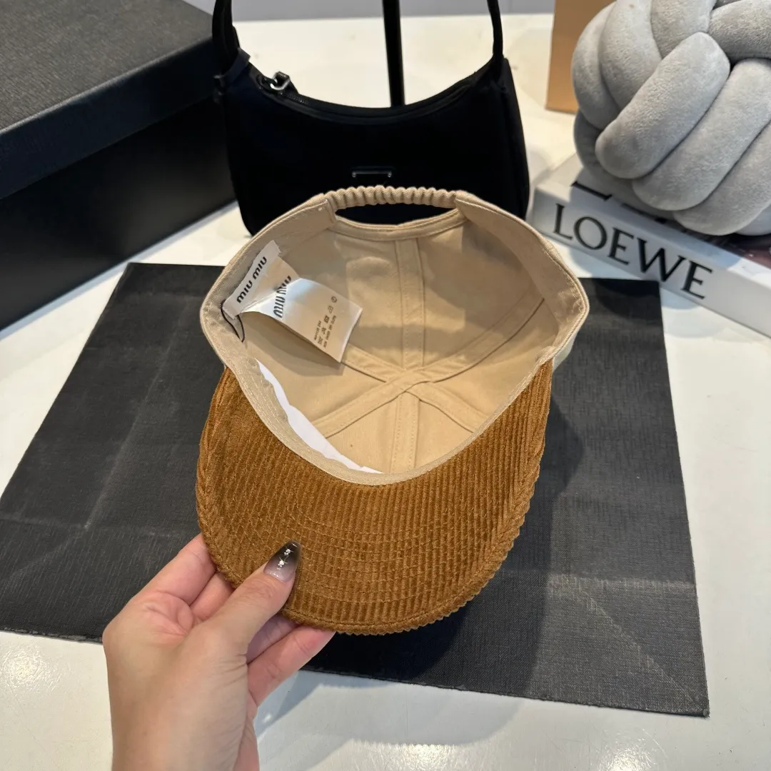 P60 MIU MIU new baseball cap This denim denim baseball cap is decorated with MIUMIU Cruise embroidered micro logo on the side, highlighting the simple brand style and creating a refined, comfortable and charming look.