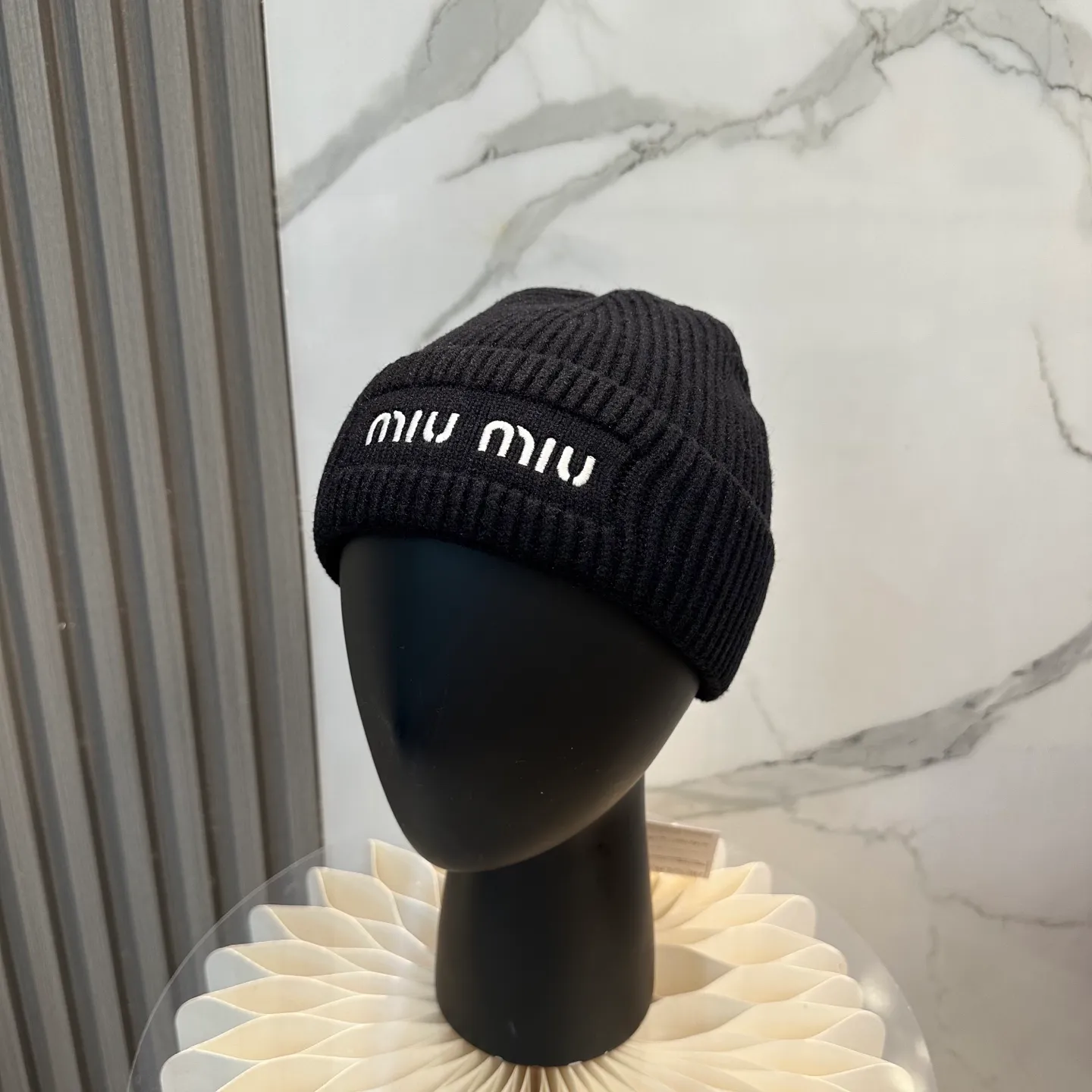 P66 miumiu Miu Miu counter's popular embroidered logo knitted hat! Xiaohongshu’s new product is released, it’s so 🉑️, high-elastic fabric, classic color