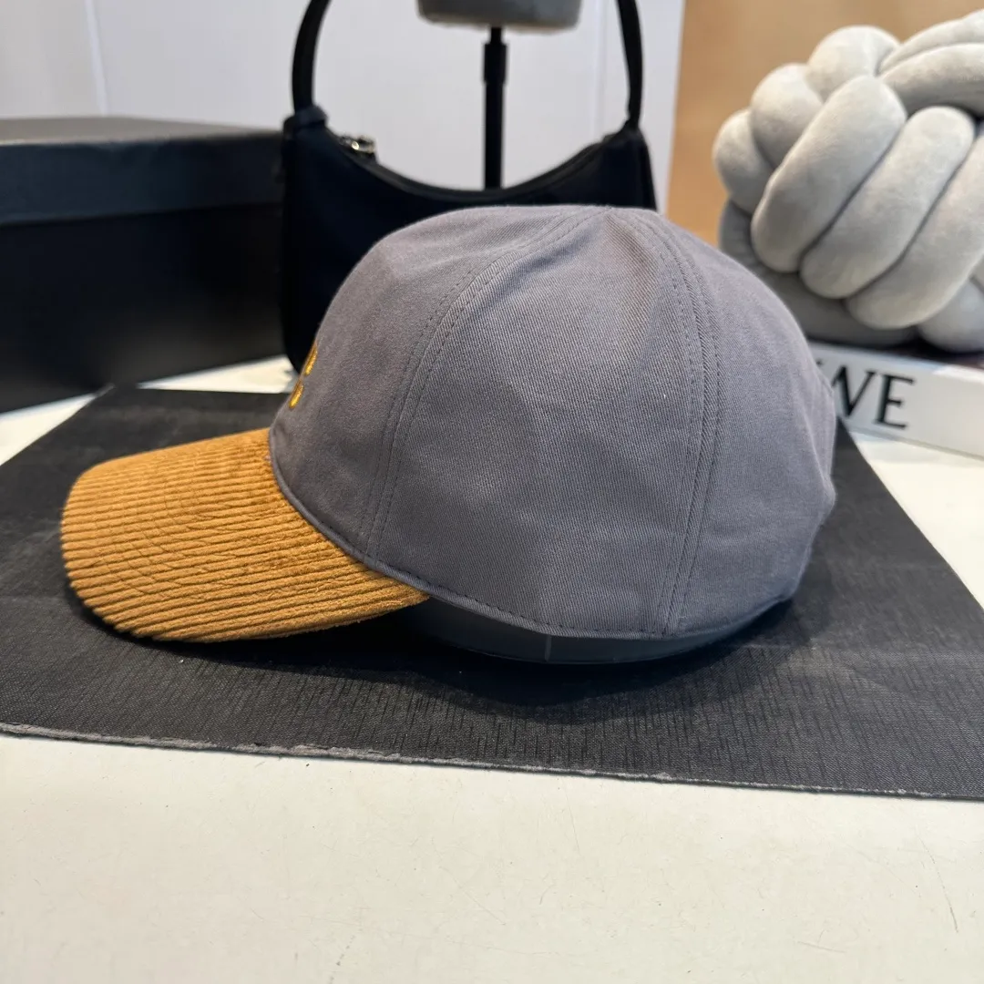 P60 MIU MIU new baseball cap This denim denim baseball cap is decorated with MIUMIU Cruise embroidered micro logo on the side, highlighting the simple brand style and creating a refined, comfortable and charming look.