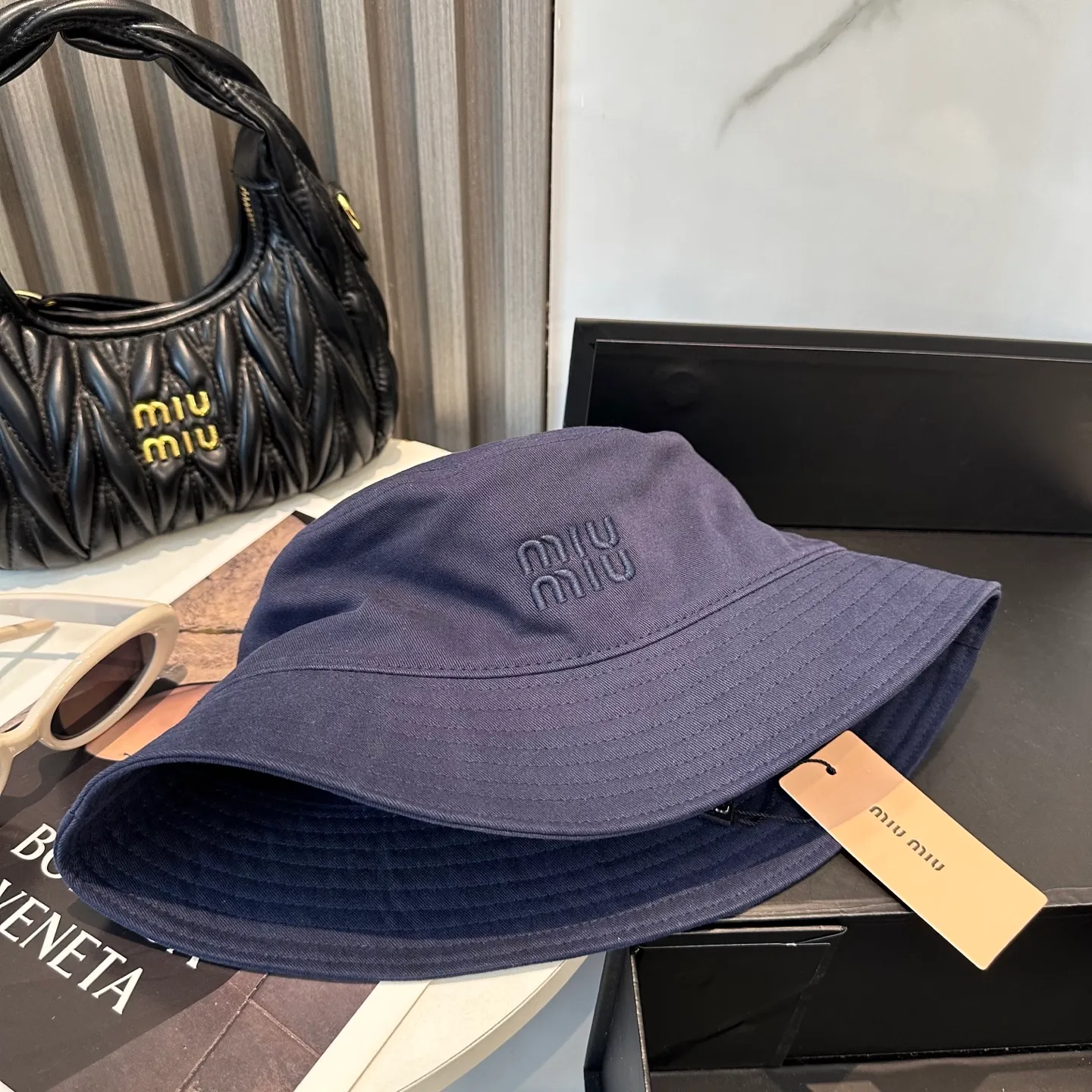 P74💛 Comes with dust bag. [Miumiu Miu Miu] New order style embroidered fisherman hat🧢Big brand style is super easy to match, hurry up and get it!