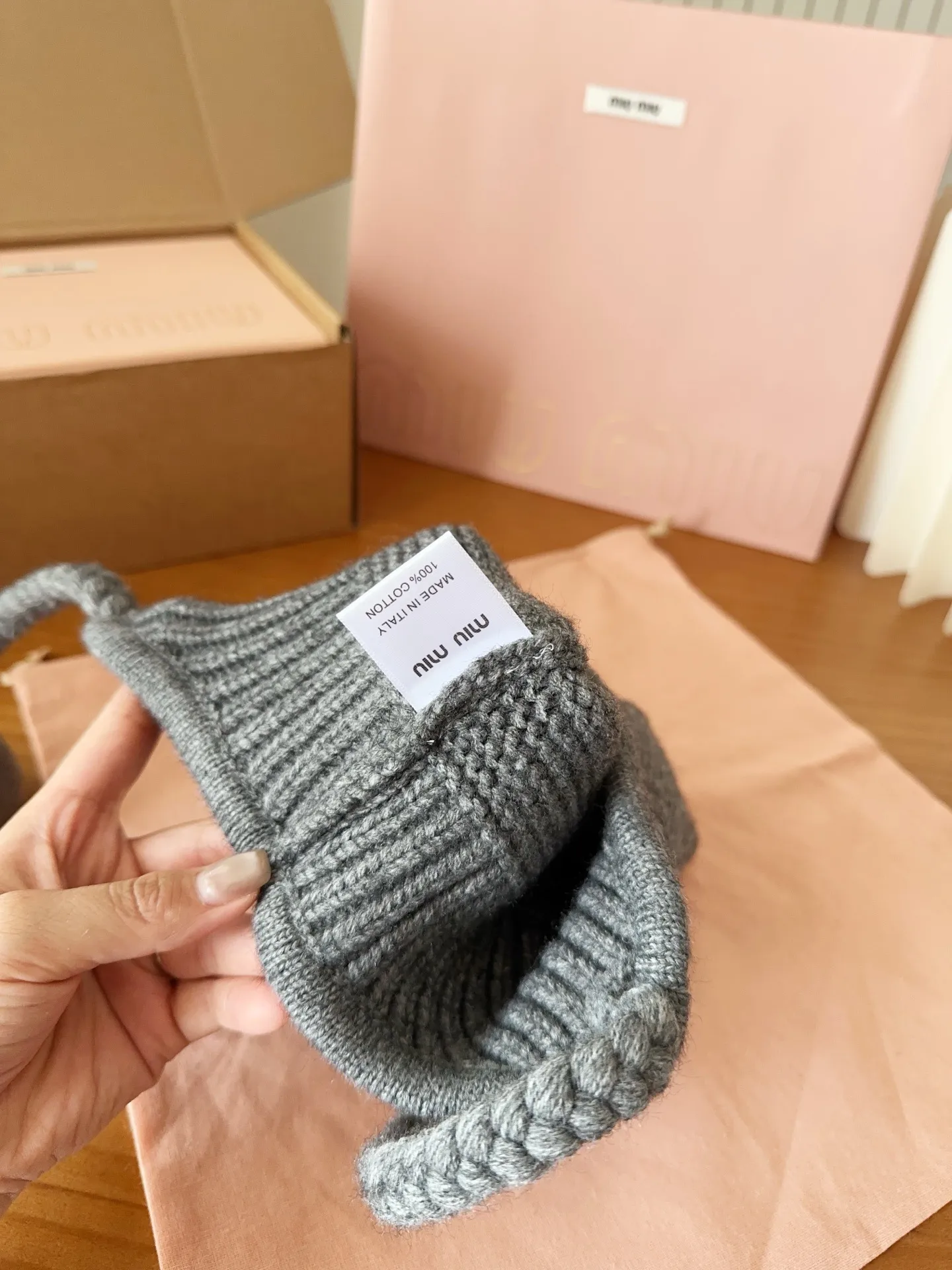 💰90 miumiu autumn and winter woolen hat This high-grade gray dyeing is very difficult to dye! What's more, the material of rabbit fur is like starting from scratch! Highly recommend to everyone. This hat goes well with any type of clothing. It can be both casual and sweet!