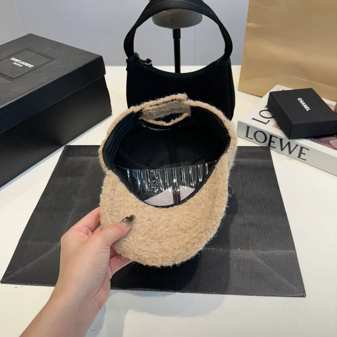 P56 Miumiu Miumiu new order style embroidered baseball cap🧢Big brand style is super easy to match, get it now!
