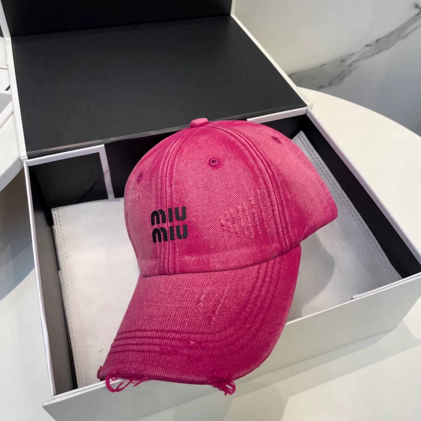 P60 miumiu new solid color baseball cap, the hottest color at the moment - full of street style! Trendy and versatile, Xiaohongshu grows grass, poison, get your boyfriend, and cool together