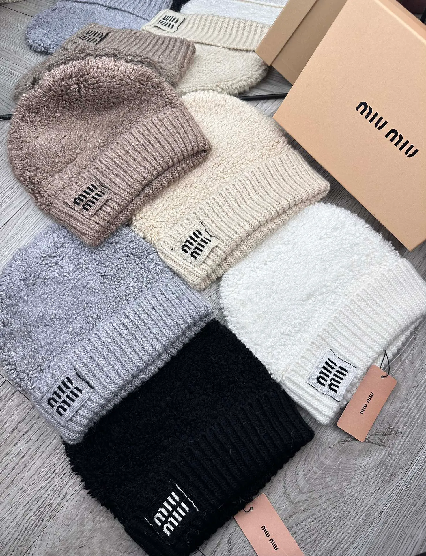 🌹¥100. miumiu. [Wool single hat] Small wool provided by customer! A precious collection of soul hats! Colored yarn supplied by customers. Every color is very beautiful! classic! Soft to the touch. 70% wool ➕ 30% rabbit fur. A combed lamb can only produce 30-40g of wool. Such a hat requires three or four lambs. Don't compare it with ordinary hats on the market. Is the yarn supplied by the customer good? The market products are incomparable! The materials are top-notch and luxurious. This is the charm of the product. It is easy to get in and out of the counter. If you come to the mixed counter, you will definitely buy it. I love the plain color and every color. And it is durable! It can be worn by men, women and children! When you see the real thing, you can beautify it ~