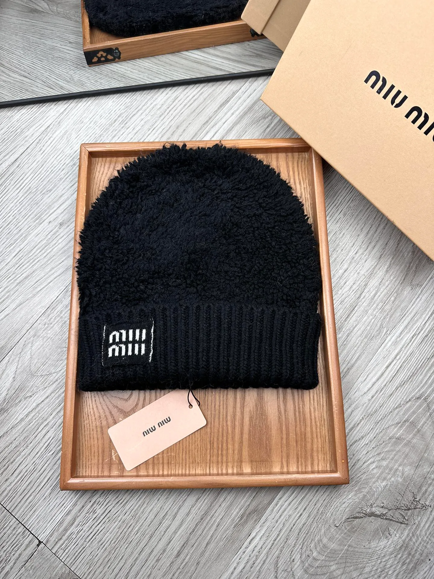 🌹¥100. miumiu. [Wool single hat] Small wool provided by customer! A precious collection of soul hats! Colored yarn supplied by customers. Every color is very beautiful! classic! Soft to the touch. 70% wool ➕ 30% rabbit fur. A combed lamb can only produce 30-40g of wool. Such a hat requires three or four lambs. Don't compare it with ordinary hats on the market. Is the yarn supplied by the customer good? The market products are incomparable! The materials are top-notch and luxurious. This is the charm of the product. It is easy to get in and out of the counter. If you come to the mixed counter, you will definitely buy it. I love the plain color and every color. And it is durable! It can be worn by men, women and children! When you see the real thing, you can beautify it ~