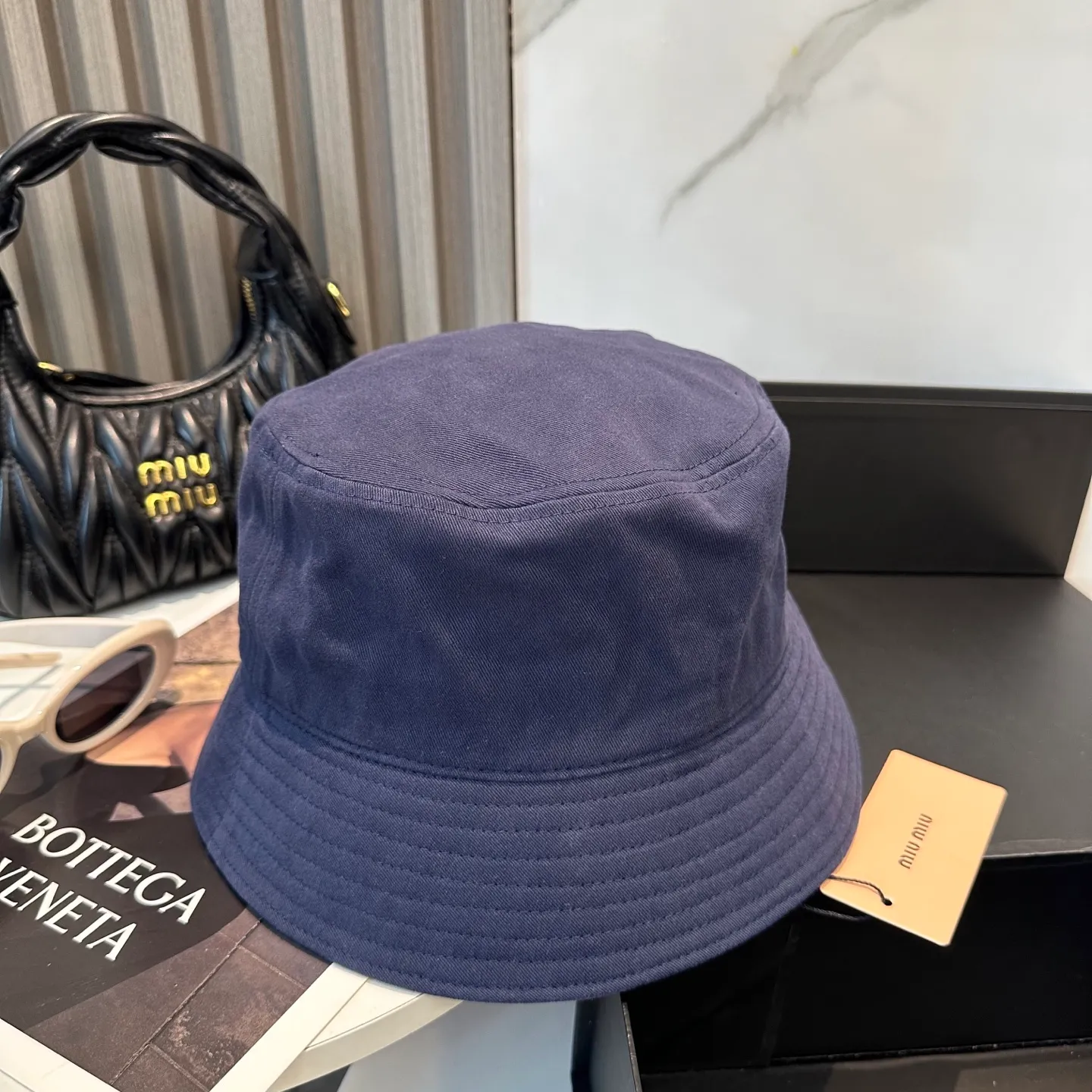 P74💛 Comes with dust bag. [Miumiu Miu Miu] New order style embroidered fisherman hat🧢Big brand style is super easy to match, hurry up and get it!