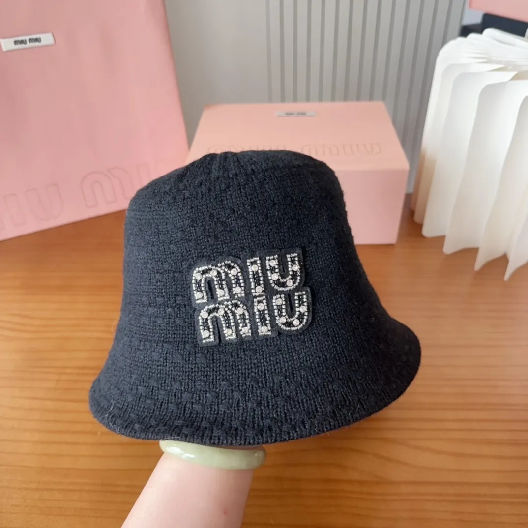 💰60 MIUMIUI knitted striped bucket hat. The soft and waxy striped bucket hat is my favorite. The shape is nice and it looks gentle when paired with the same color.