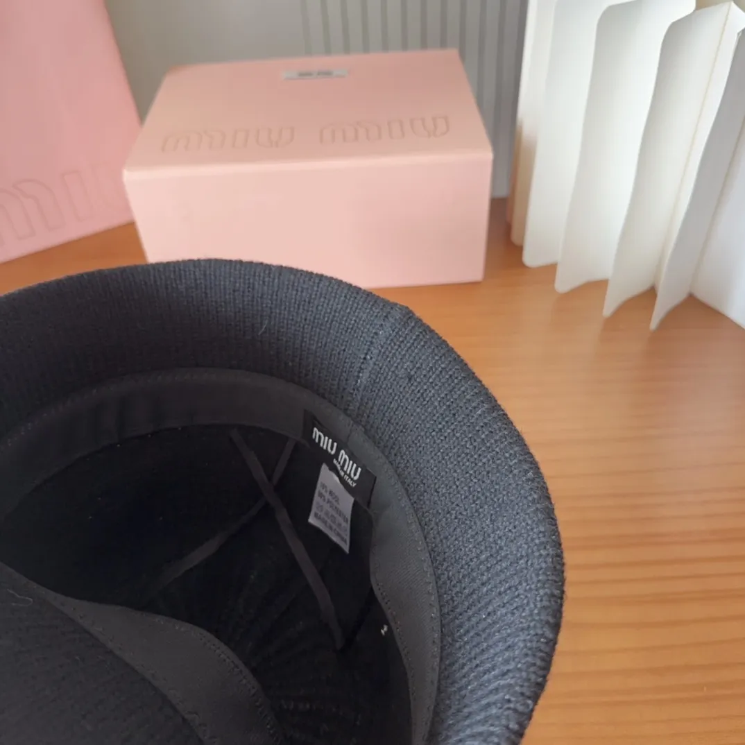💰60 MIUMIUI knitted striped bucket hat. The soft and waxy striped bucket hat is my favorite. The shape is nice and it looks gentle when paired with the same color.