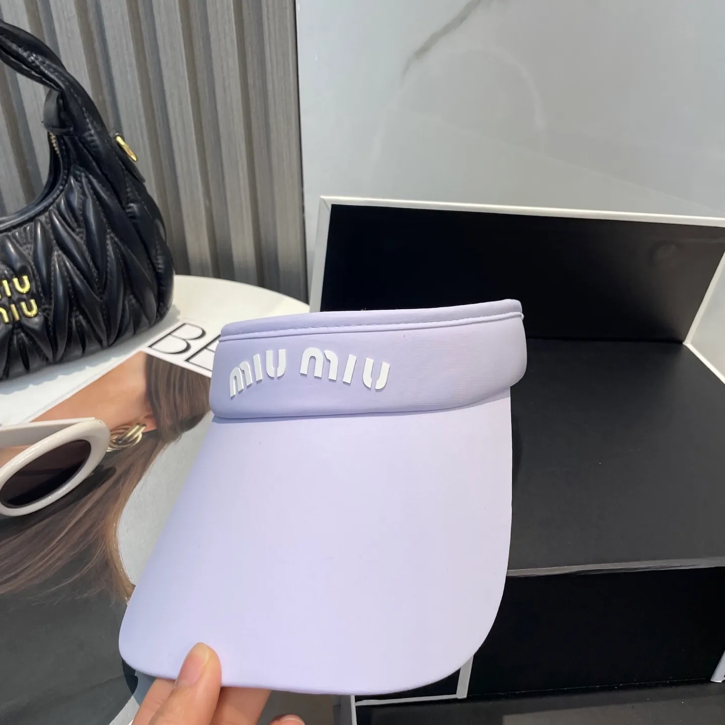 P60miumiuMiu Miu💞 Summer ice silk empty top hat. The empty top sun protection hat does not delay the ponytail~ The ice silk fabric is practical and beautiful! The design of the large brim can effectively block ultraviolet rays. Multiple colors available.