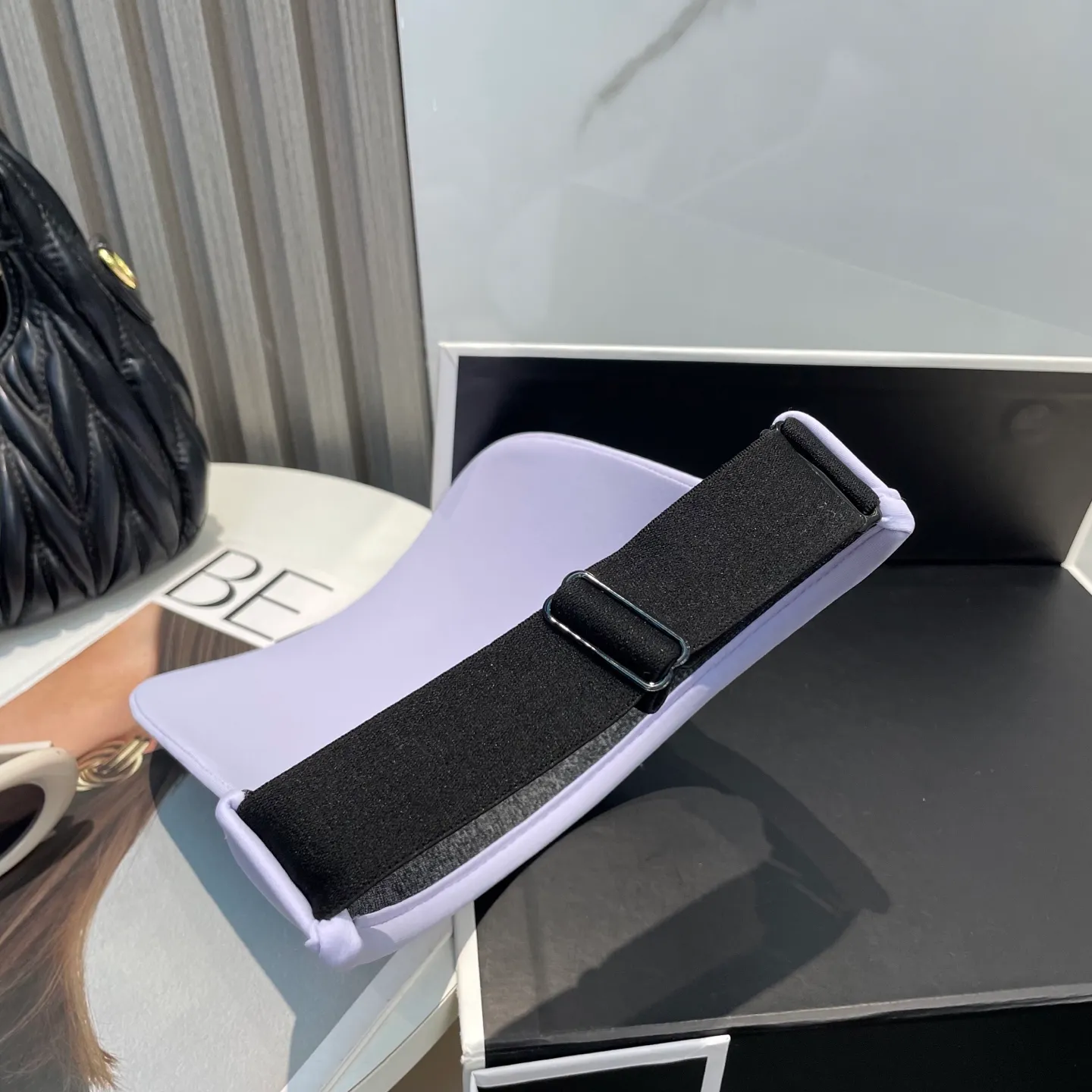 P60miumiuMiu Miu💞 Summer ice silk empty top hat. The empty top sun protection hat does not delay the ponytail~ The ice silk fabric is practical and beautiful! The design of the large brim can effectively block ultraviolet rays. Multiple colors available.