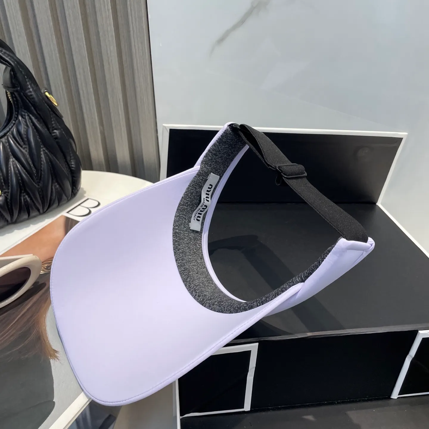 P60miumiuMiu Miu💞 Summer ice silk empty top hat. The empty top sun protection hat does not delay the ponytail~ The ice silk fabric is practical and beautiful! The design of the large brim can effectively block ultraviolet rays. Multiple colors available.