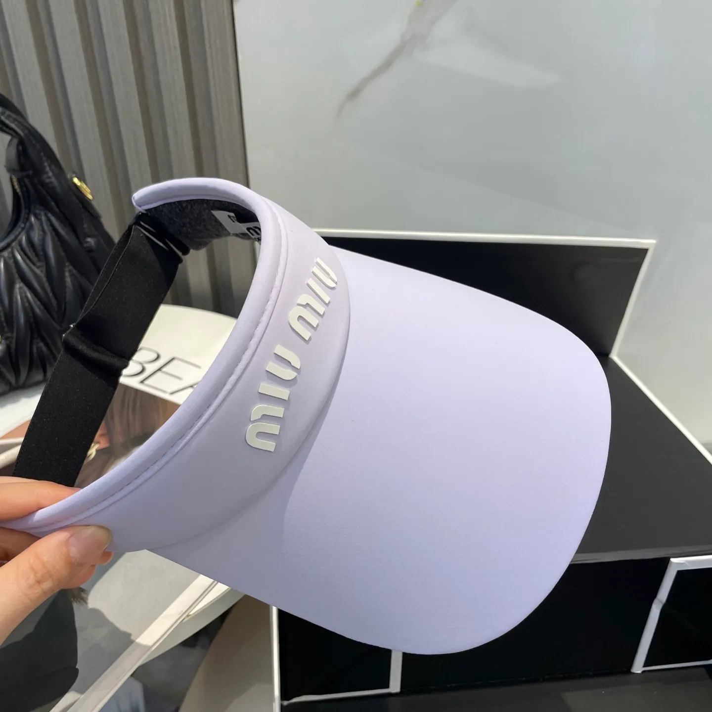 P60miumiuMiu Miu💞 Summer ice silk empty top hat. The empty top sun protection hat does not delay the ponytail~ The ice silk fabric is practical and beautiful! The design of the large brim can effectively block ultraviolet rays. Multiple colors available.