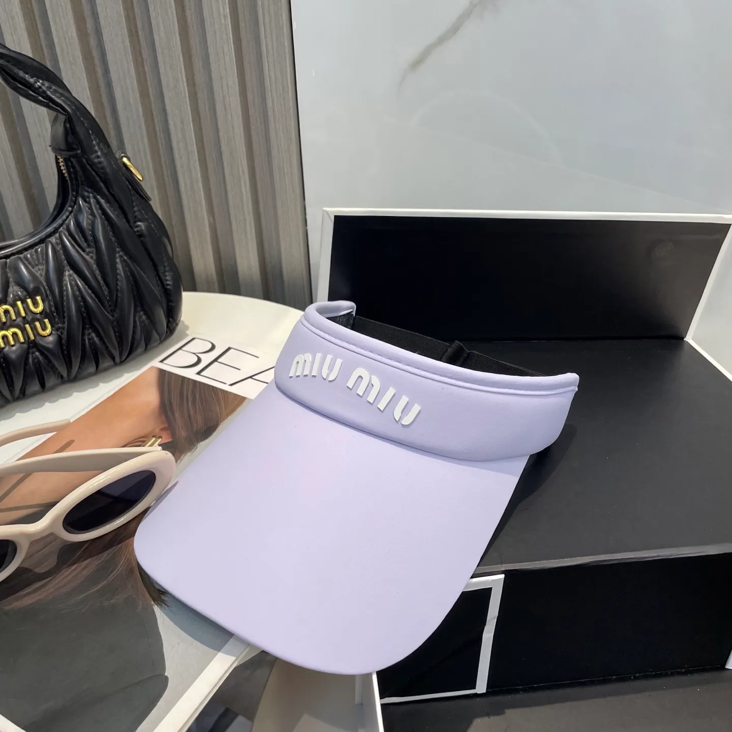 P60miumiuMiu Miu💞 Summer ice silk empty top hat. The empty top sun protection hat does not delay the ponytail~ The ice silk fabric is practical and beautiful! The design of the large brim can effectively block ultraviolet rays. Multiple colors available.