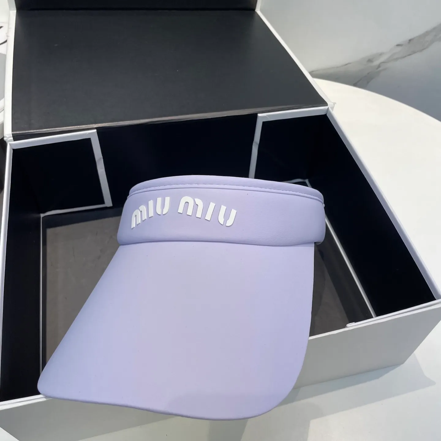 P60miumiuMiu Miu💞 Summer ice silk empty top hat. The empty top sun protection hat does not delay the ponytail~ The ice silk fabric is practical and beautiful! The design of the large brim can effectively block ultraviolet rays. Multiple colors available.