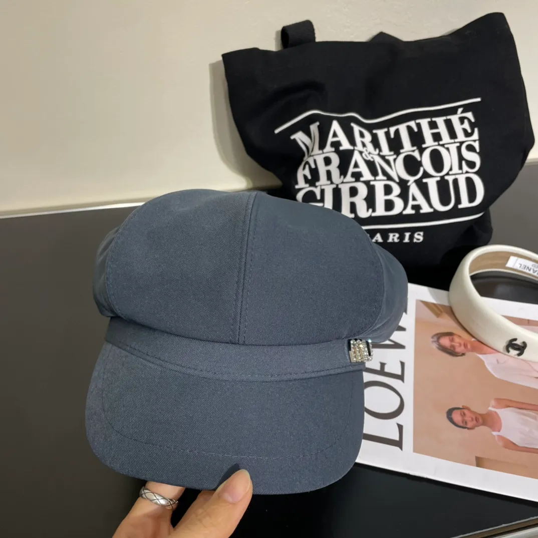 P60 miumiu’s new fall and winter octagonal hat is the one that shows off your face! A solid color hat🧢 is a permanent and versatile style! Do you agree? ✅Sisters👭