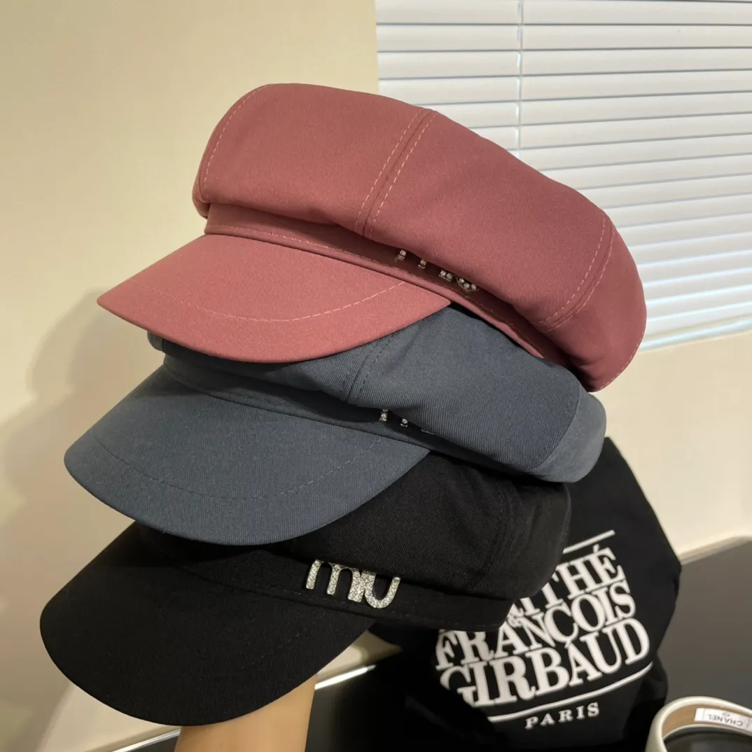 P60 miumiu’s new fall and winter octagonal hat is the one that shows off your face! A solid color hat🧢 is a permanent and versatile style! Do you agree? ✅Sisters👭