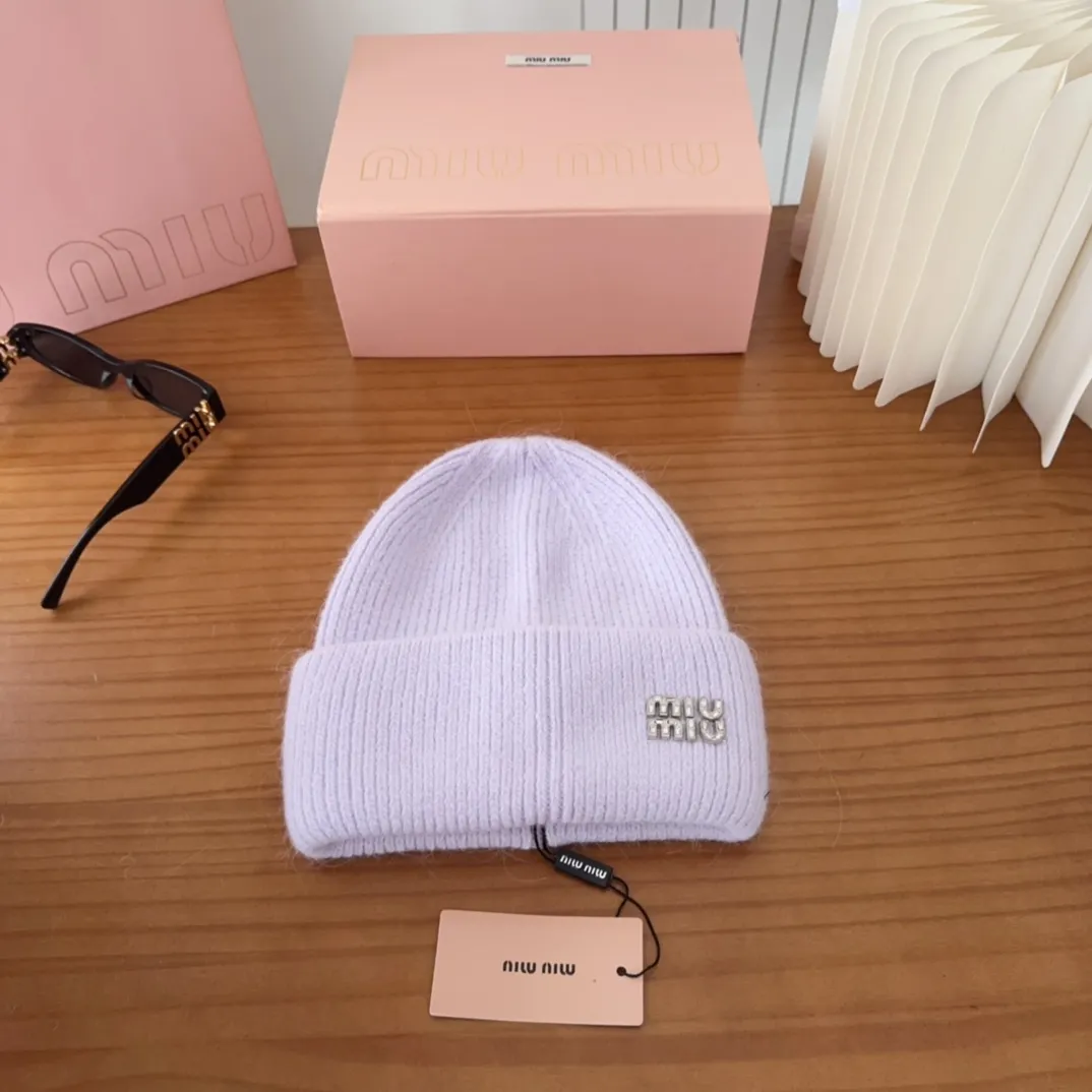 💰56 miumiu🐰Angora rabbit fur autumn and winter woolen hat This high-grade gray dyeing is very difficult to dye! What's more, the material of rabbit fur is like starting from scratch! Highly recommend to everyone. This hat goes well with any type of clothing. It can be both casual and sweet!