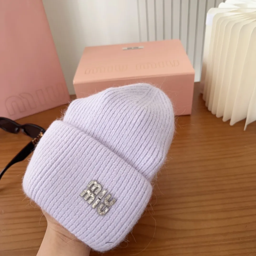 💰56 miumiu🐰Angora rabbit fur autumn and winter woolen hat This high-grade gray dyeing is very difficult to dye! What's more, the material of rabbit fur is like starting from scratch! Highly recommend to everyone. This hat goes well with any type of clothing. It can be both casual and sweet!