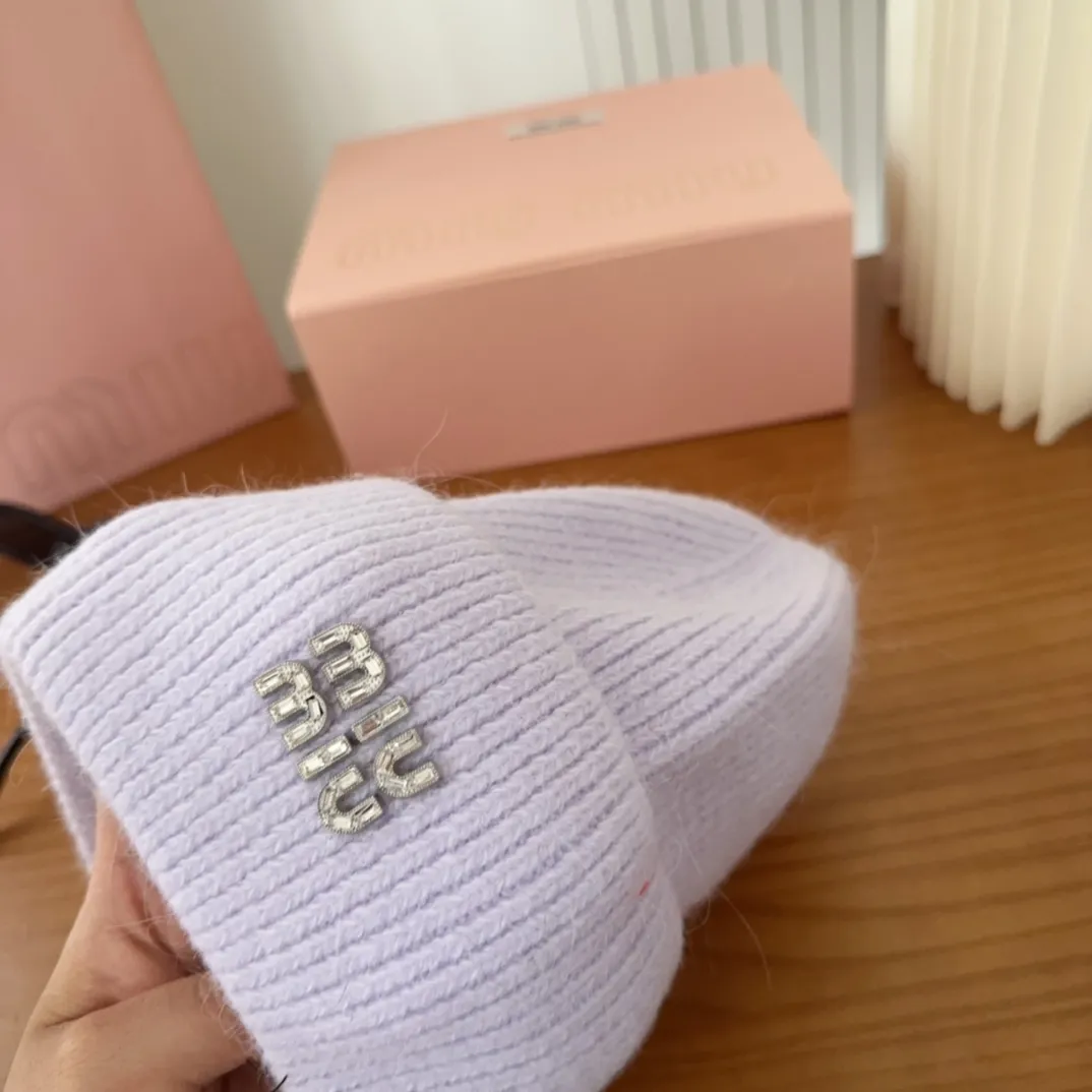 💰56 miumiu🐰Angora rabbit fur autumn and winter woolen hat This high-grade gray dyeing is very difficult to dye! What's more, the material of rabbit fur is like starting from scratch! Highly recommend to everyone. This hat goes well with any type of clothing. It can be both casual and sweet!