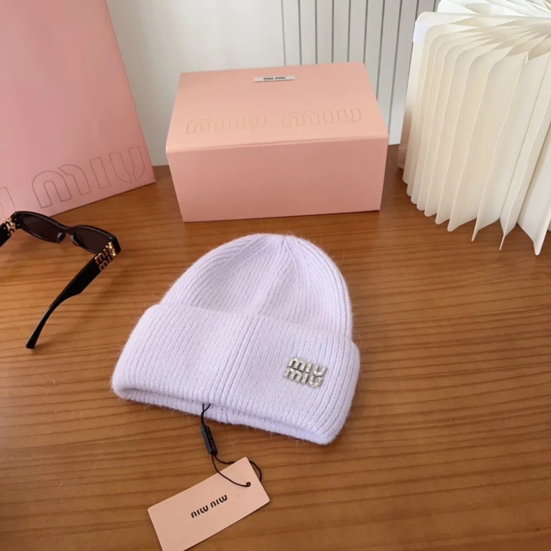 💰56 miumiu🐰Angora rabbit fur autumn and winter woolen hat This high-grade gray dyeing is very difficult to dye! What's more, the material of rabbit fur is like starting from scratch! Highly recommend to everyone. This hat goes well with any type of clothing. It can be both casual and sweet!
