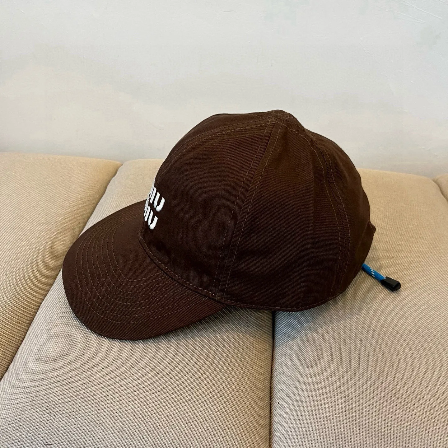 P60 miumiu original spring and summer new baseball cap, authentic mold-making and custom-made, the original workmanship is meticulous and the quality is superb!