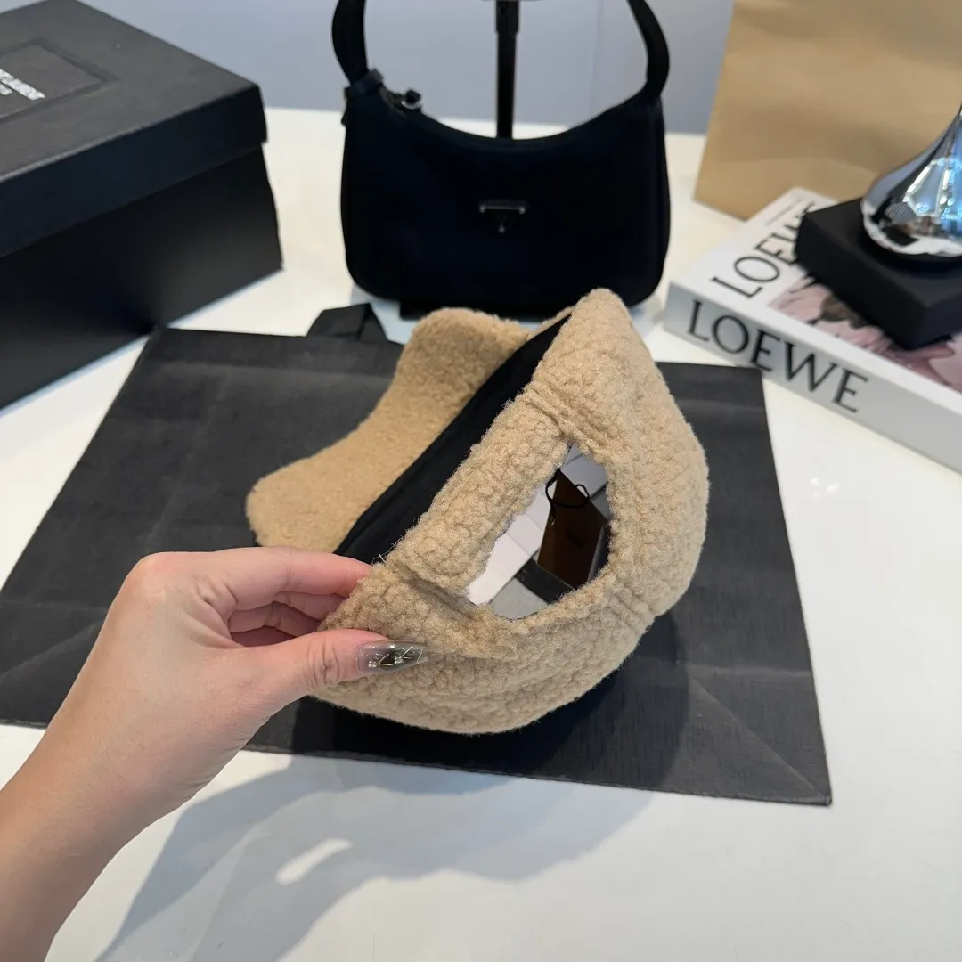 P60 miumiu 25 autumn and winter new lamb wool letter baseball cap