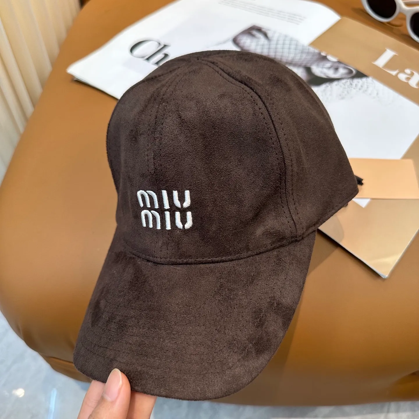 P70 miumiu Miu Miu's new leather baseball cap. The colors are so special~ Close your eyes and look in. They are all white colors. Same style for men and women.