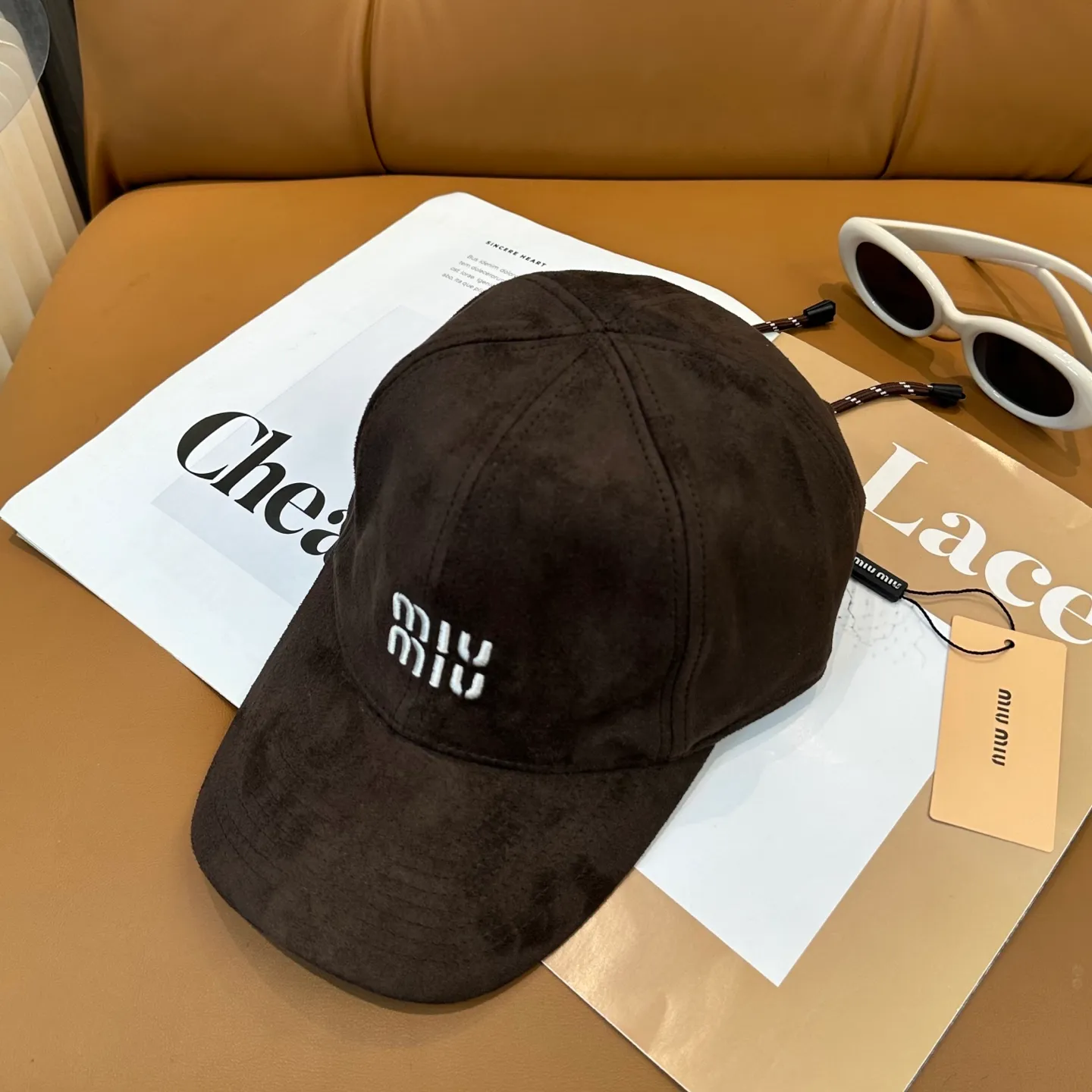P70 miumiu Miu Miu's new leather baseball cap. The colors are so special~ Close your eyes and look in. They are all white colors. Same style for men and women.