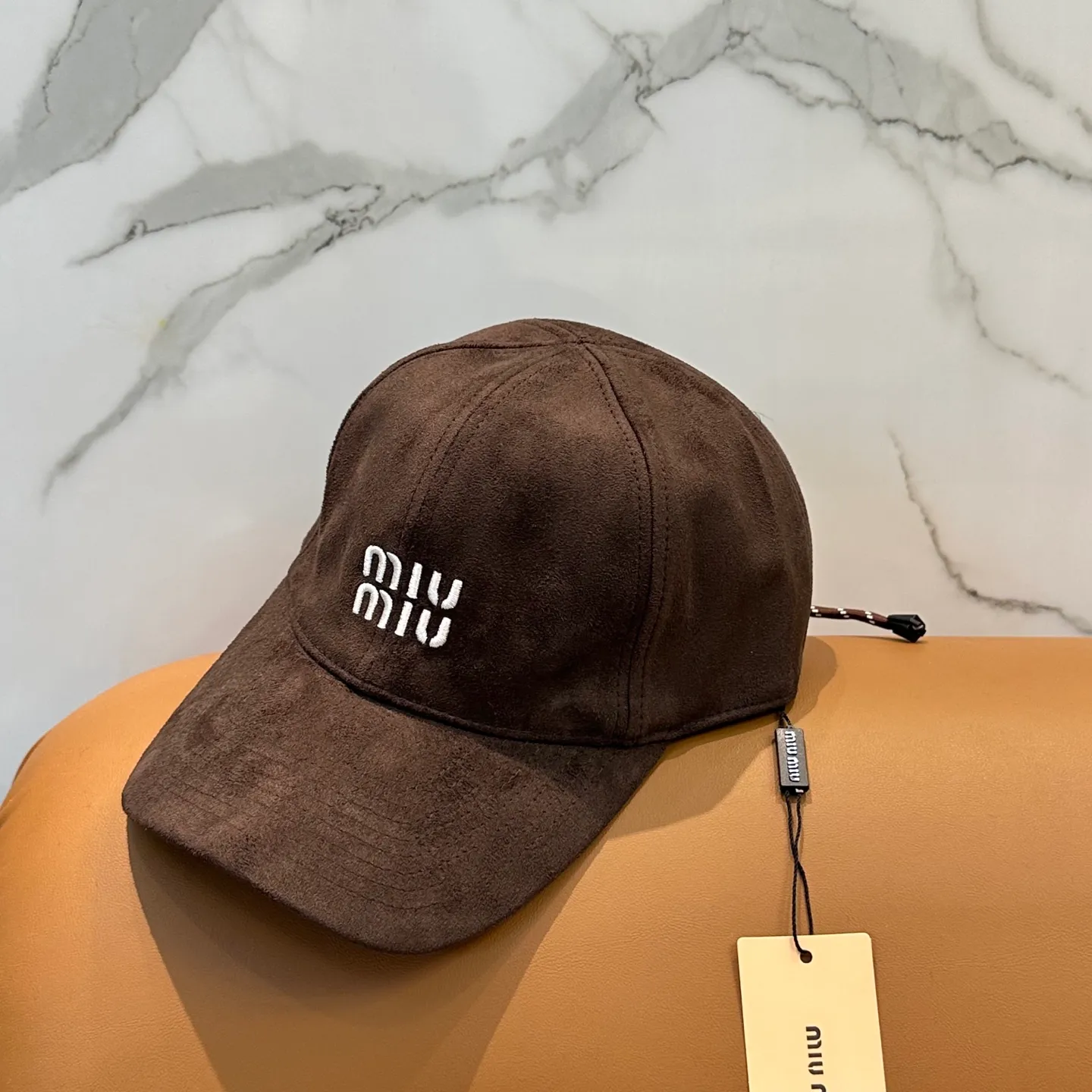 P70 miumiu Miu Miu's new leather baseball cap. The colors are so special~ Close your eyes and look in. They are all white colors. Same style for men and women.
