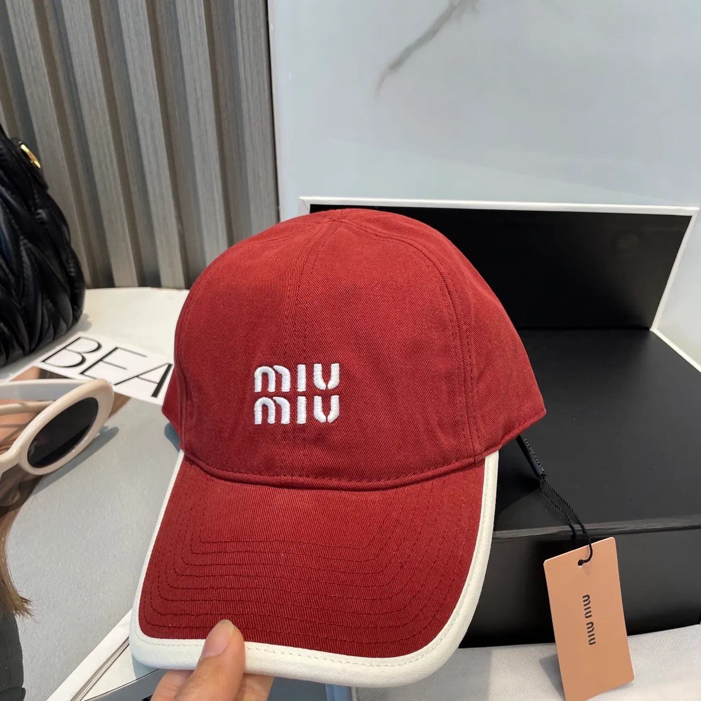 P60💛 Comes with dust bag. [Miumiu Miu Miu] New order style embroidered baseball cap🧢Big brand style is super easy to match, hurry up and get it!