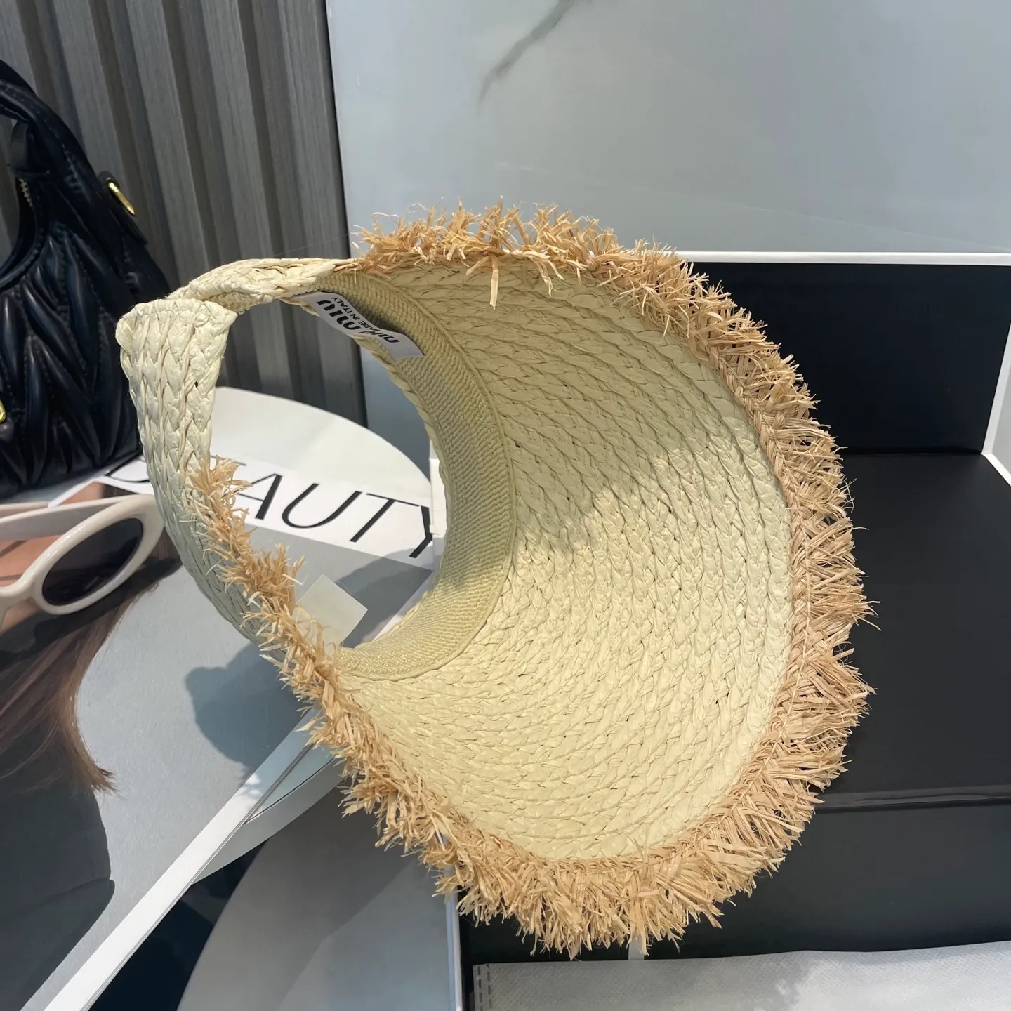 P60 comes with dust bag miumiu empty top hat, a must-have item in summer, because it is so easy to match, and it is really super artistic in summer when paired with cool summer style~ Just wear a little white skirt and you can attract the attention of blockbusters~