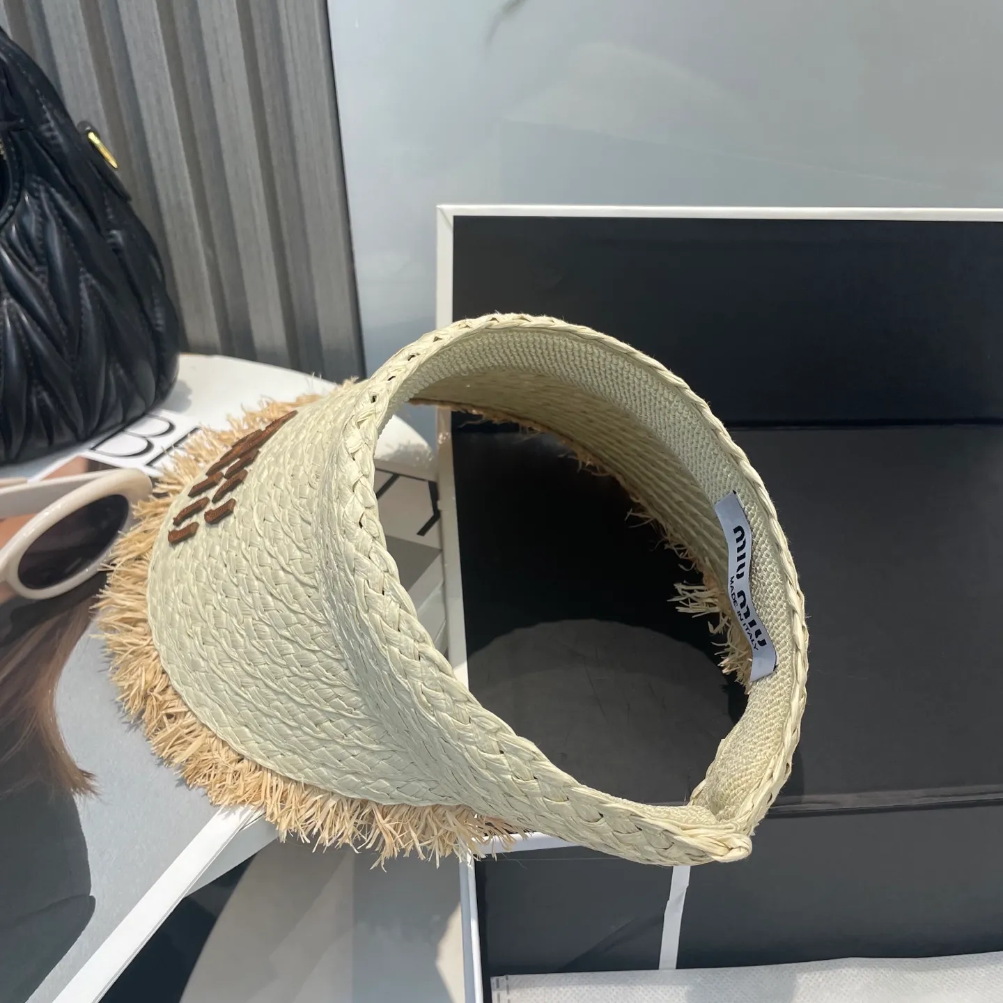 P60 comes with dust bag miumiu empty top hat, a must-have item in summer, because it is so easy to match, and it is really super artistic in summer when paired with cool summer style~ Just wear a little white skirt and you can attract the attention of blockbusters~
