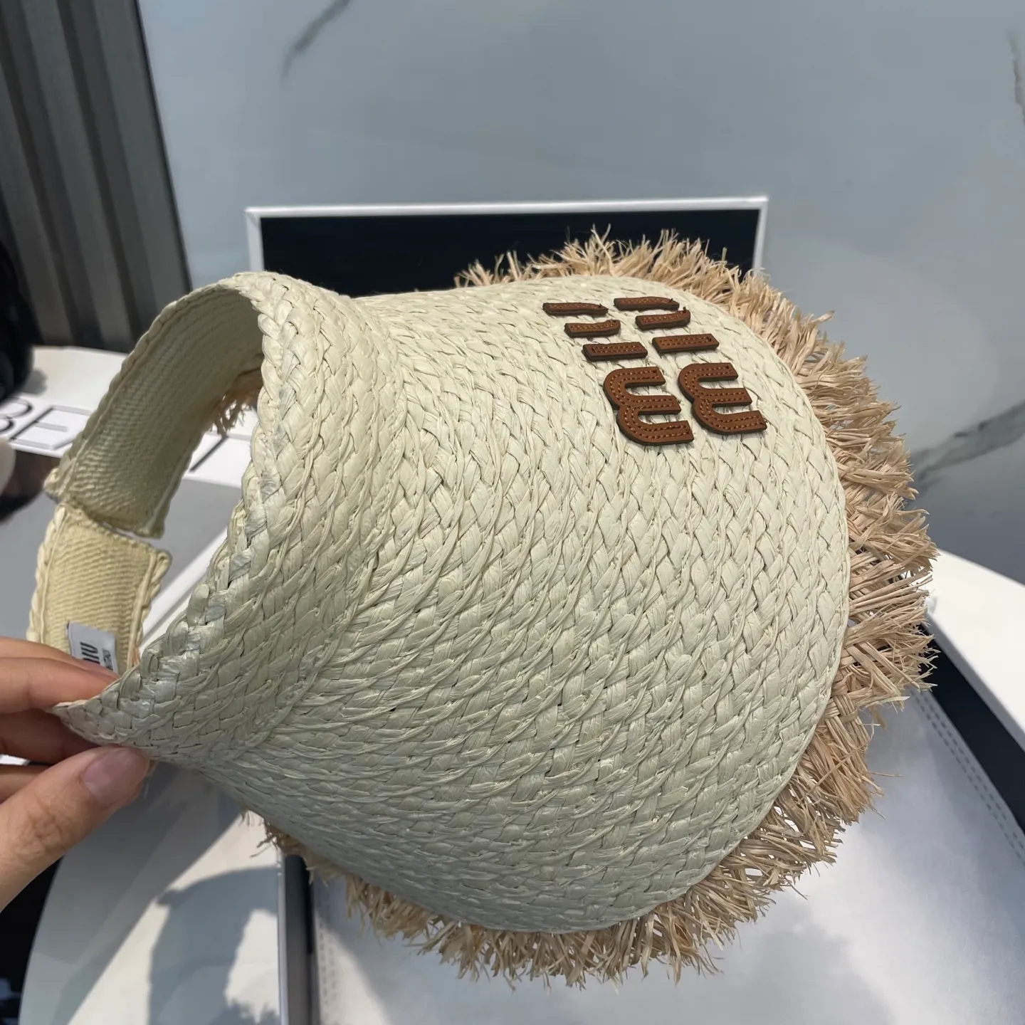 P60 comes with dust bag miumiu empty top hat, a must-have item in summer, because it is so easy to match, and it is really super artistic in summer when paired with cool summer style~ Just wear a little white skirt and you can attract the attention of blockbusters~