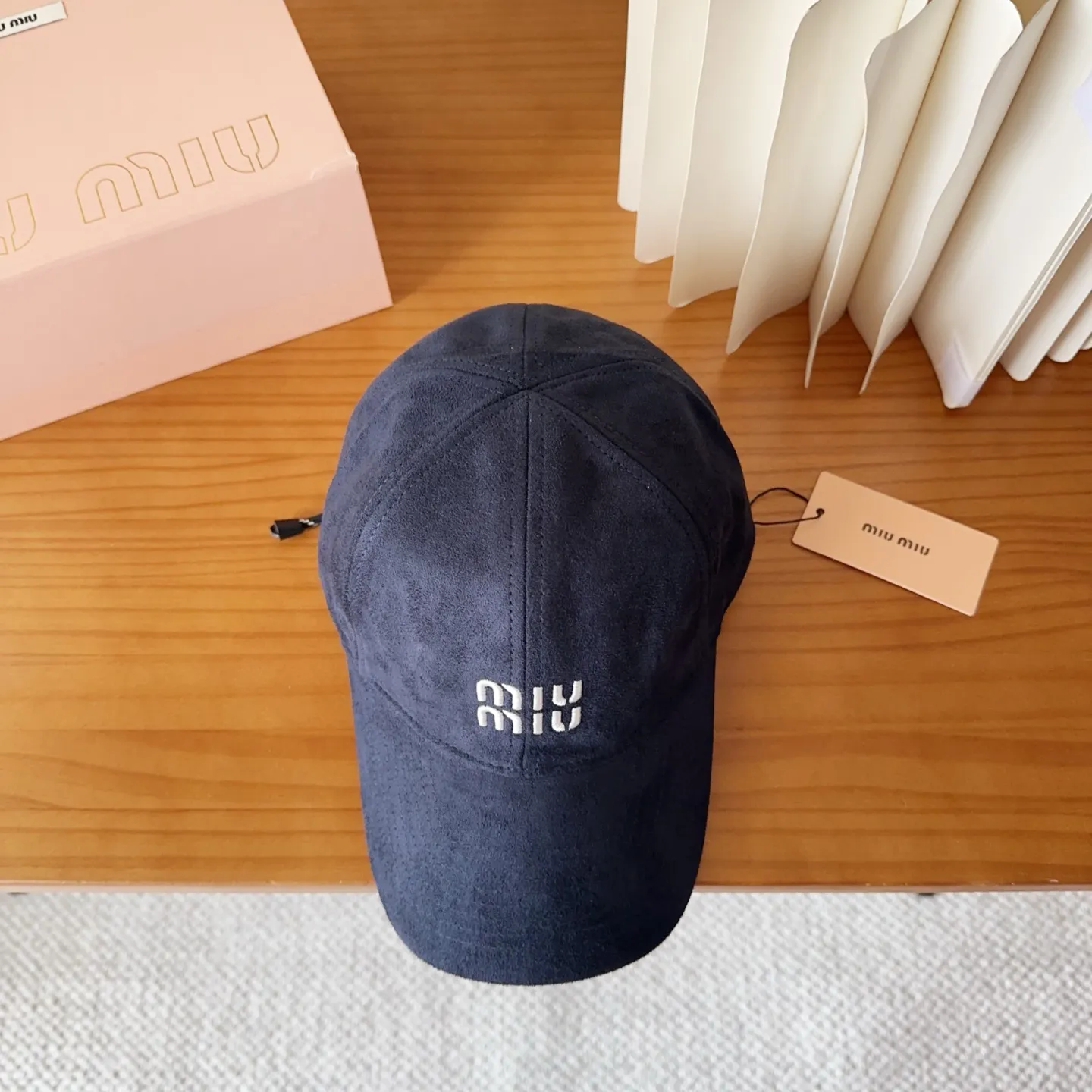 💰60 miumiu new corduroy baseball cap for autumn and winter. The original order is authentic and made to order. The original workmanship is meticulous and the quality is superb!