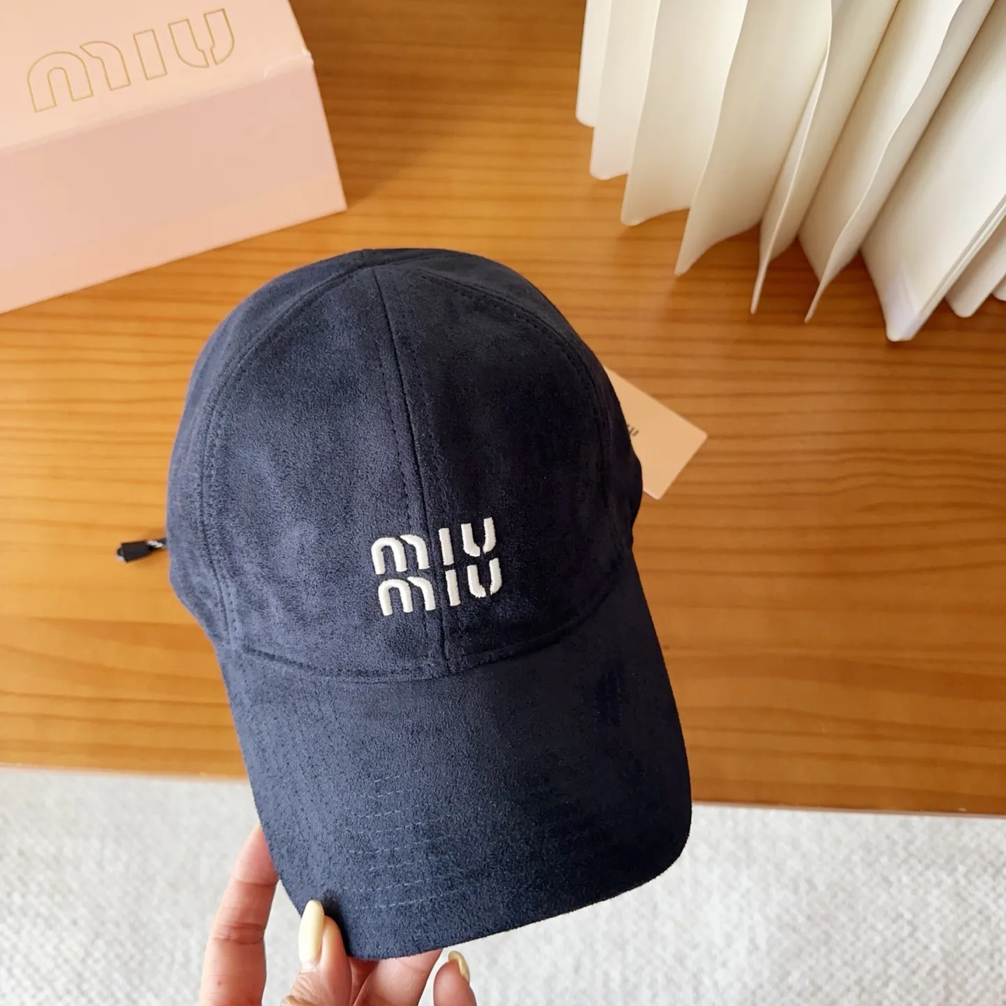 💰60 miumiu new corduroy baseball cap for autumn and winter. The original order is authentic and made to order. The original workmanship is meticulous and the quality is superb!