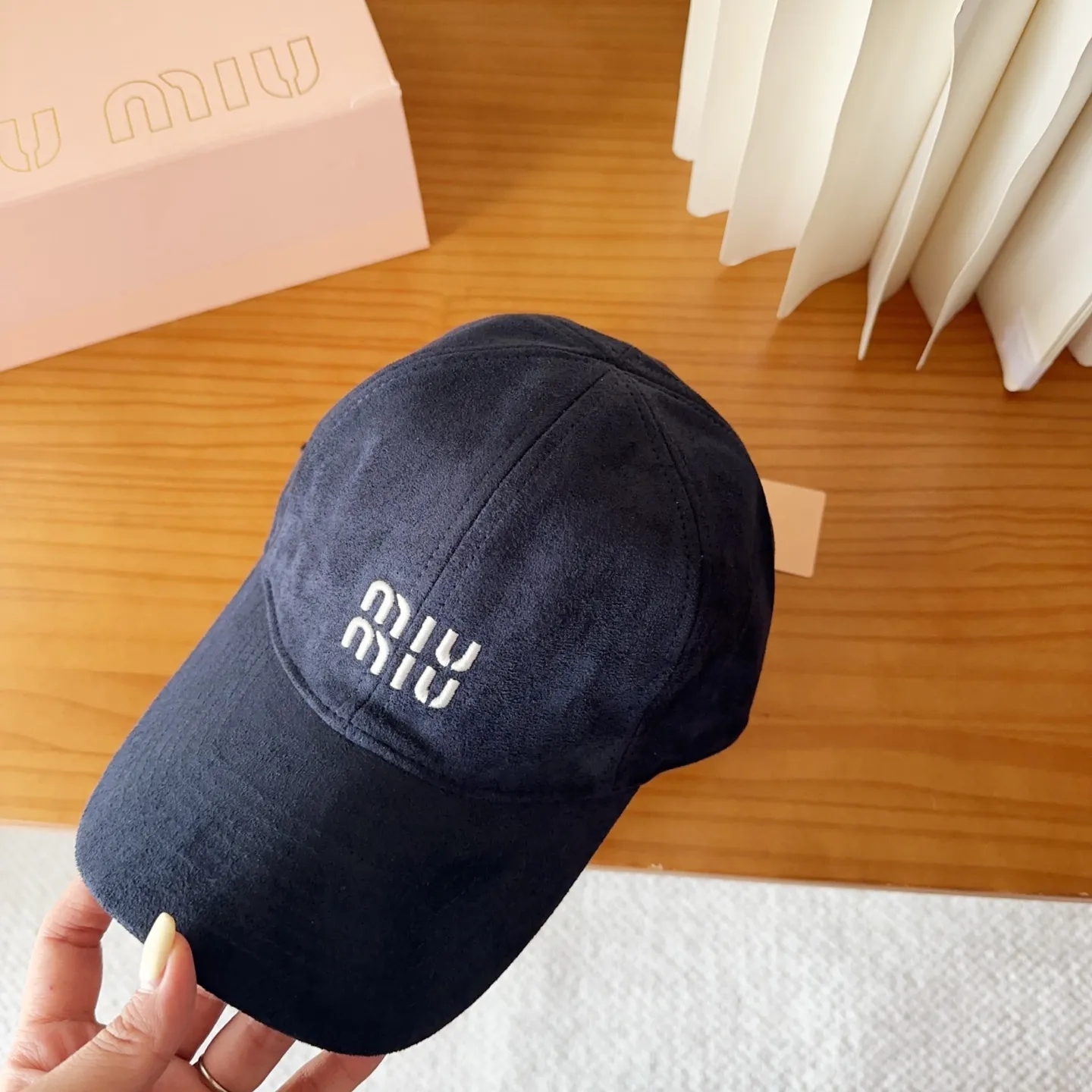 💰60 miumiu new corduroy baseball cap for autumn and winter. The original order is authentic and made to order. The original workmanship is meticulous and the quality is superb!